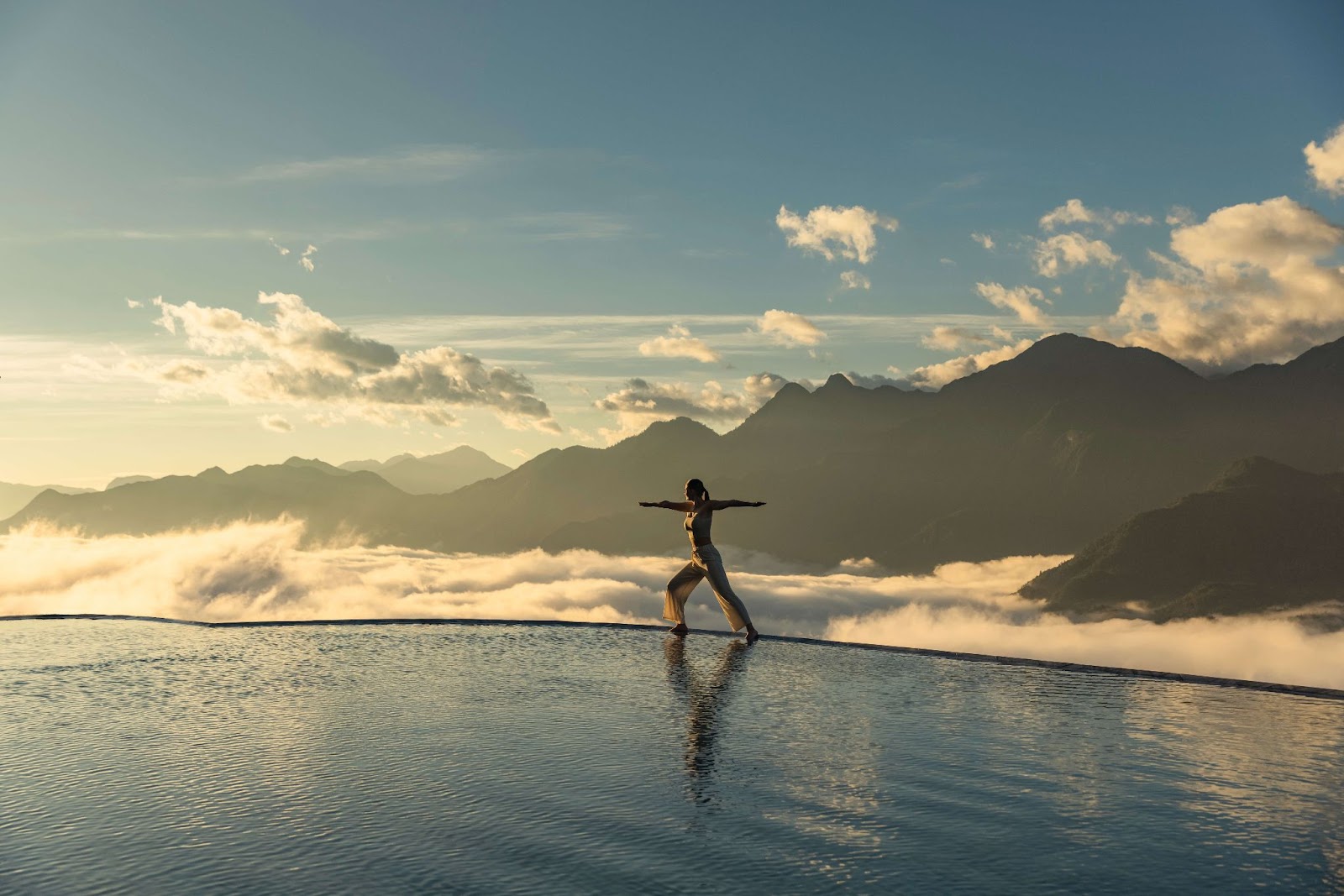 Bể bơi vô cực ngoài trời và Sky Lounge tại Lady Hill Sapa Resort là điểm dừng lý tưởng để ngắm biển mây đầu năm. 