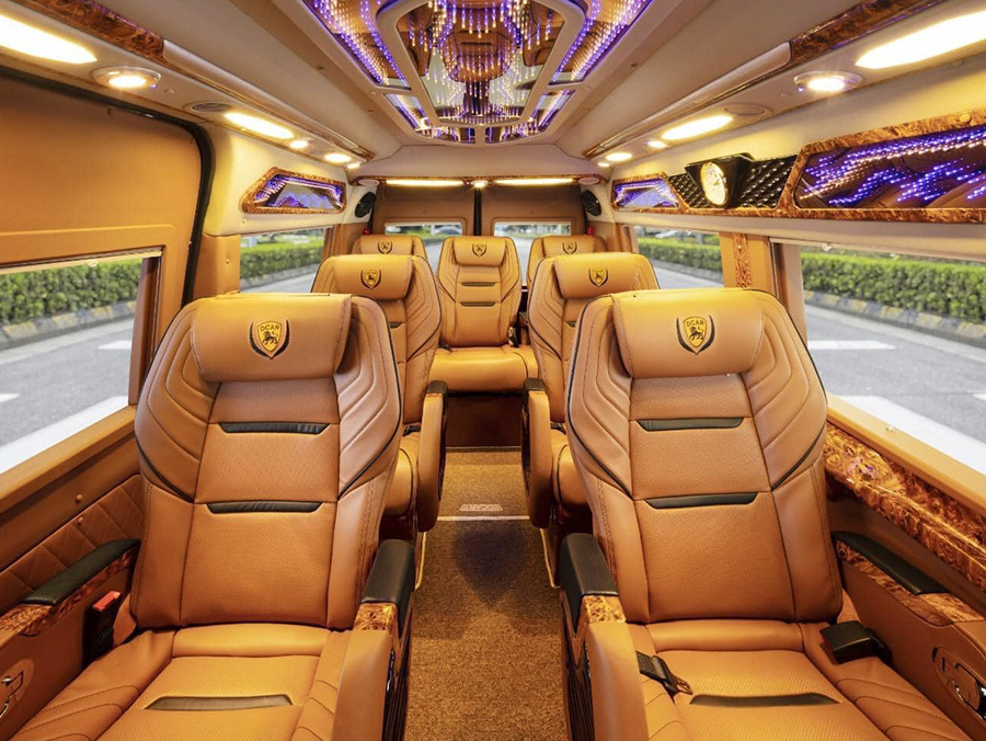 Xe limousine hoặc xe giường nằm cao cấp là hình thức được nhiều du khách ưa chuộng.