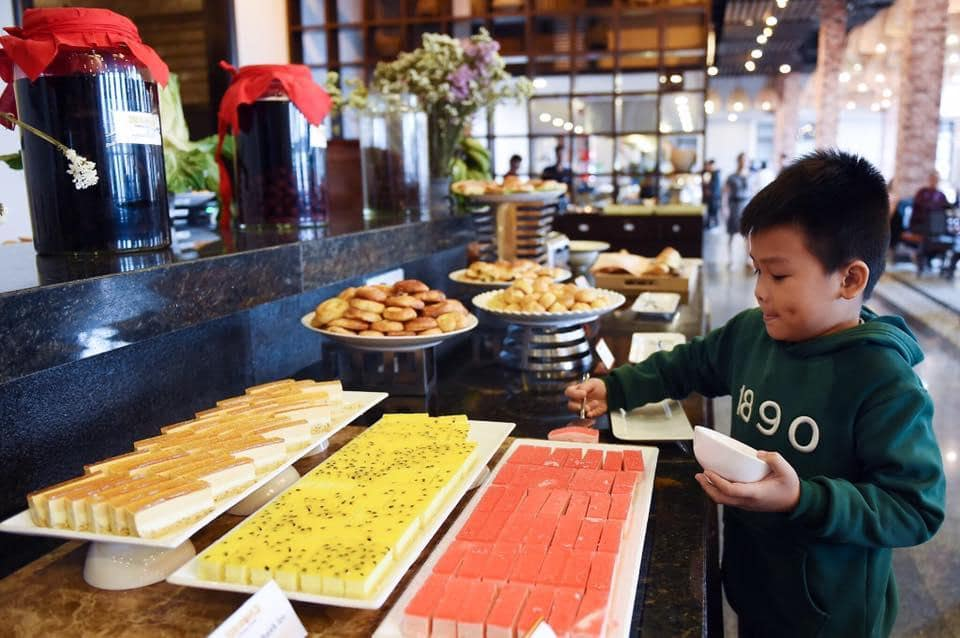 Du khách có thể chọn món không giới hạn và cùng thưởng thức hơn 50 món đặc sắc khác. 