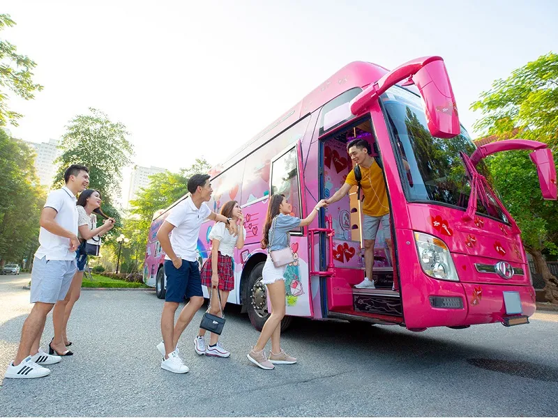 Nhiều hãng xe khai thác tuyến Hà Nội – Sa Pa liên tục trong ngày.