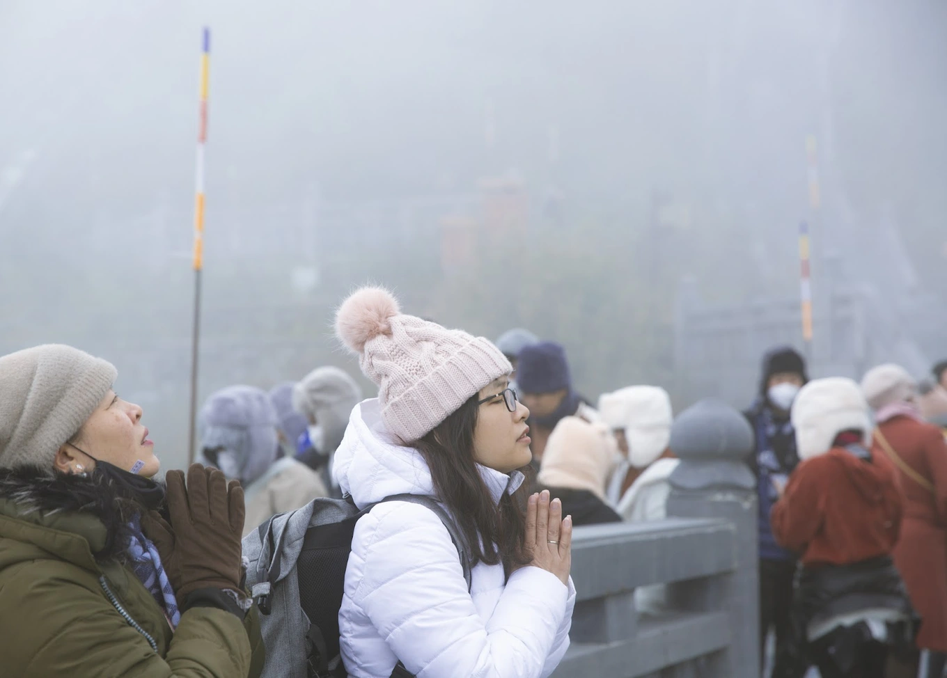 Du khách nên chuẩn bị đầy đủ áo khoác dày và áo giữ nhiệt.