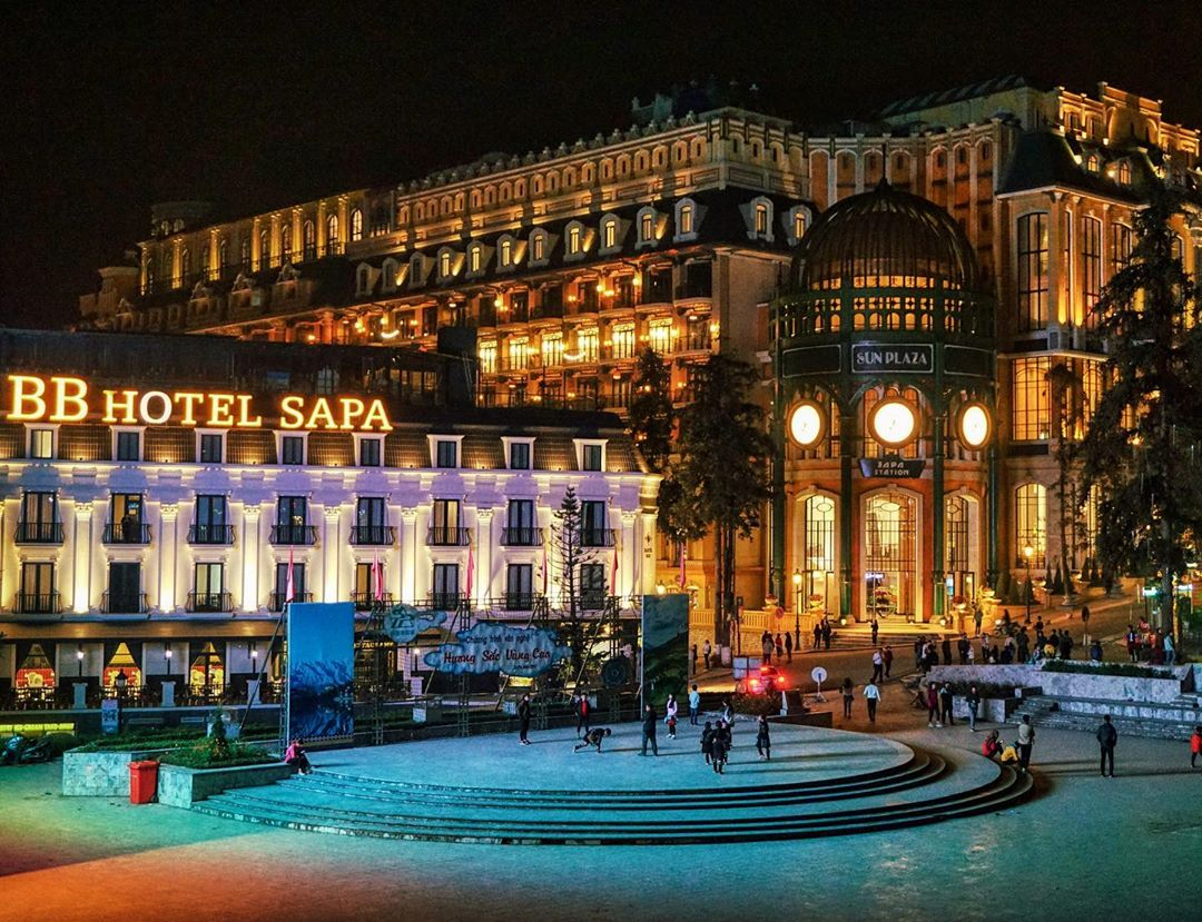 Nhiều du khách thích dạo quanh khu trung tâm và thưởng thức đồ uống nóng.