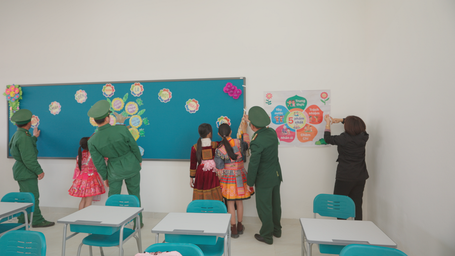 Giáo viên, học sinh cùng lực lượng Biên phòng chuẩn bị cho ngày khánh thành Trường Phổ thông nội trú liên cấp TH&THCS Si Pa Phìn.