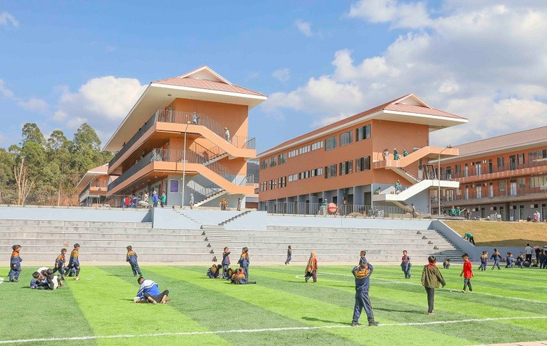 Các em học sinh hào hứng trải nghiệm môi trường học mới 