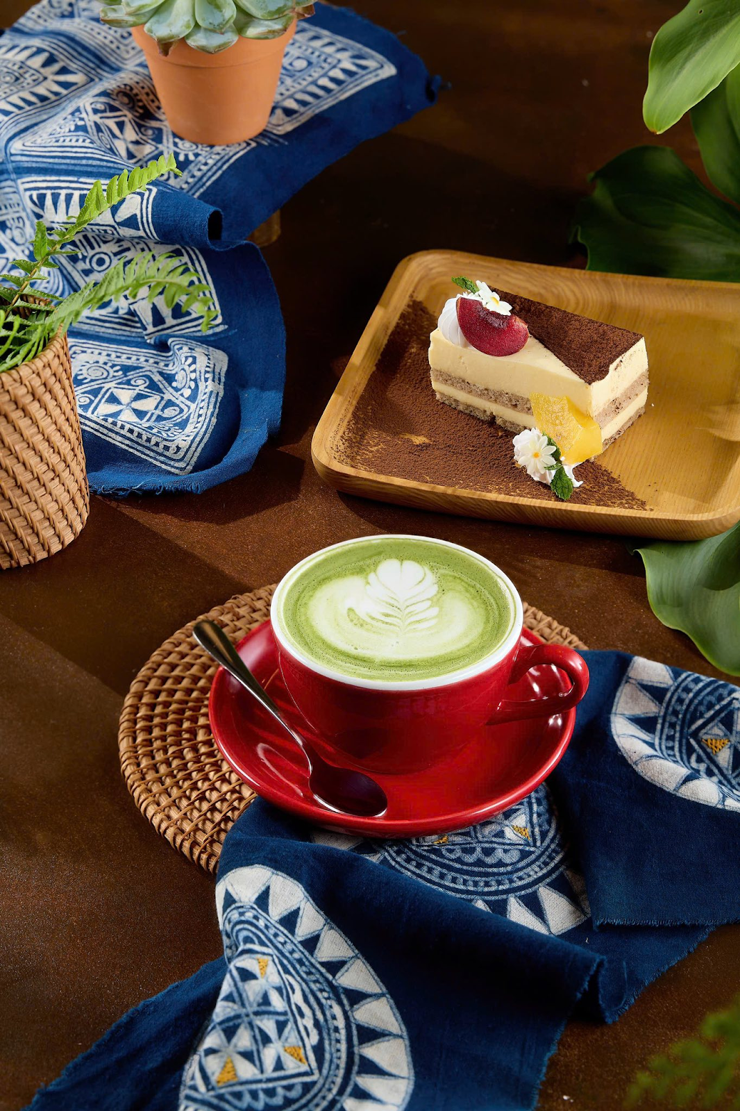 Một cốc sữa nóng cùng bánh ngọt là lựa chọn lý tưởng để nạp lại năng lượng sau khi chạm đỉnh Fansipan