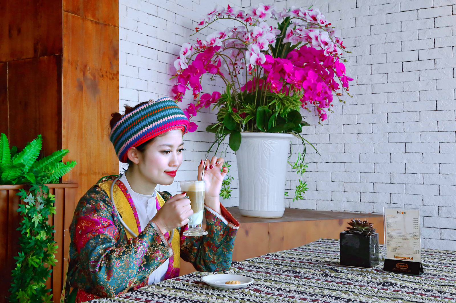 Du khách có thể thưởng thức những ly đồ uống nóng hổi tại cà phê Du Soleil Sa Pa