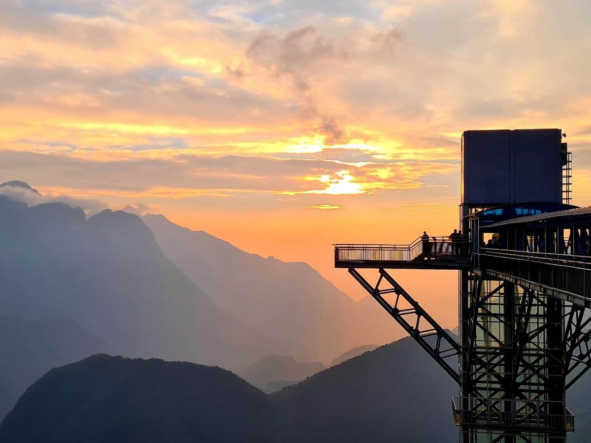 Trải nghiệm mạo hiểm với view núi rừng hùng vĩ và thiết kế cầu kính độc đáo. (Nguồn: Sưu tầm)