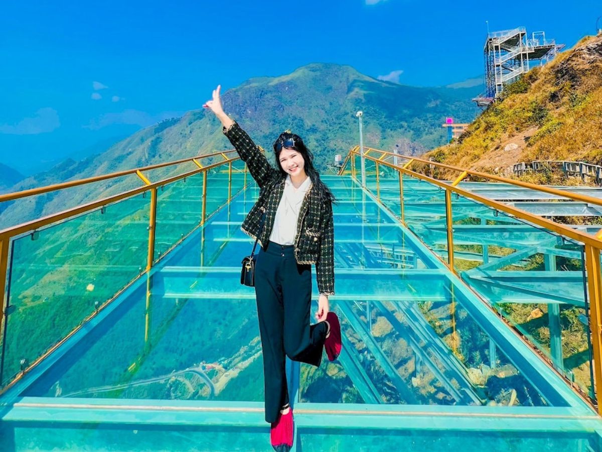 Check-in sống ảo cực chất trên cầu kính giữa núi rừng Tây Bắc. (Nguồn: Sưu tầm)