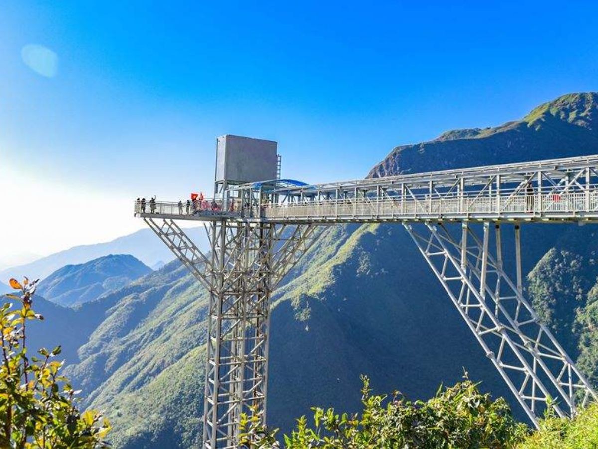 Trải nghiệm cầu kính ấn tượng, mang cảm giác như lơ lửng giữa không trung. (Nguồn: Sưu tầm)