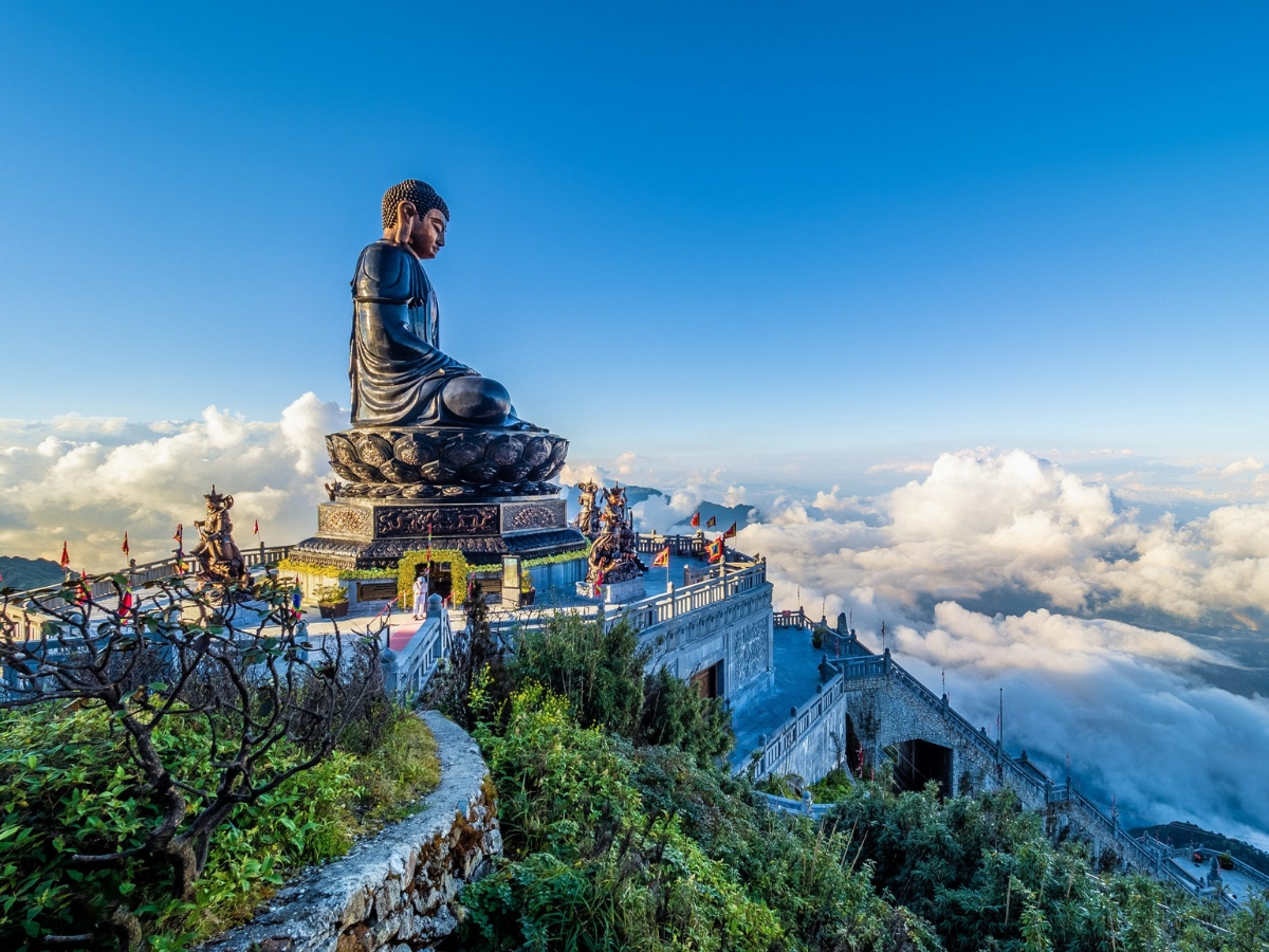 Đại tượng phật A Di Đà trên đỉnh Fansipan (Nguồn: Sưu tầm)