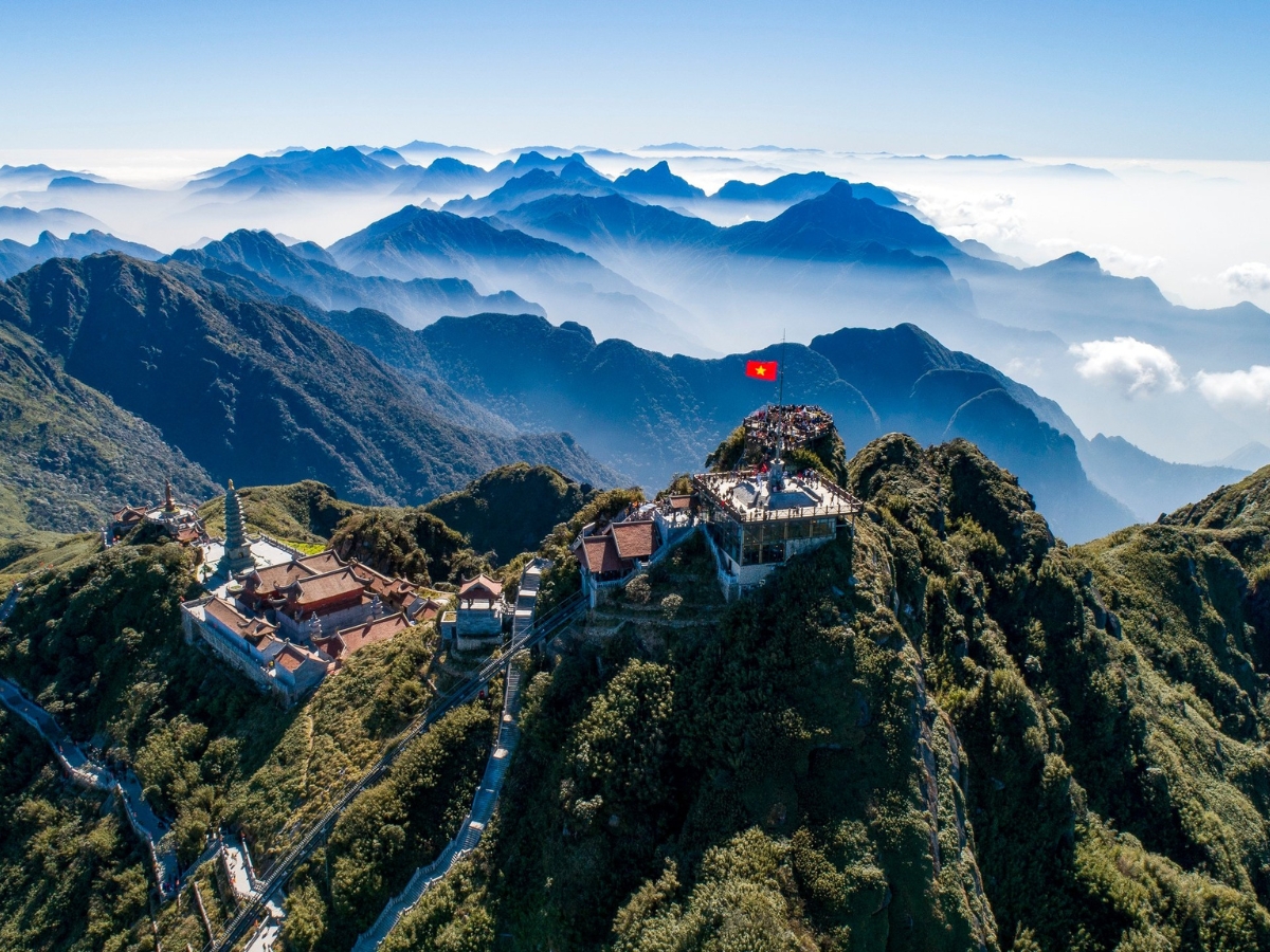 Fansipan giữa mây trời Tây Bắc (Nguồn: Sưu tầm)