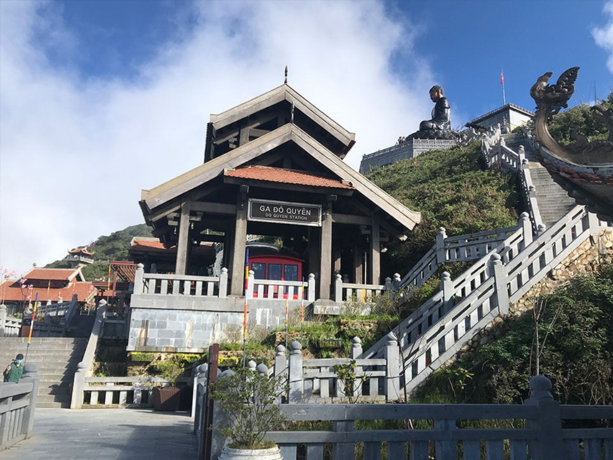 Ga Đỗ Quyên nằm nép mình dưới chân đại tượng Phật (Nguồn: Sưu tầm)