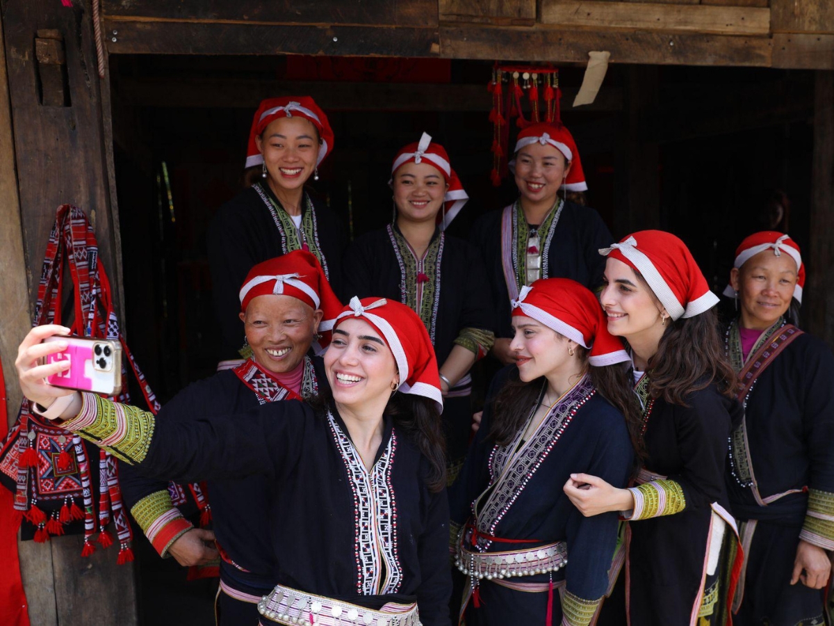 Du khách nước ngoài thích thú trải nghiệm văn hoá dân tộc Tây Bắc tại Bản Mây (Nguồn: Sưu tầm)