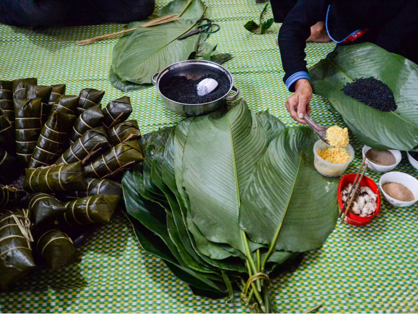 Điểm đặc biệt của bánh trưng đen nằm ở màu đen tự nhiên, được tạo nên từ gạo nếp trộn với bột than cây núc nác