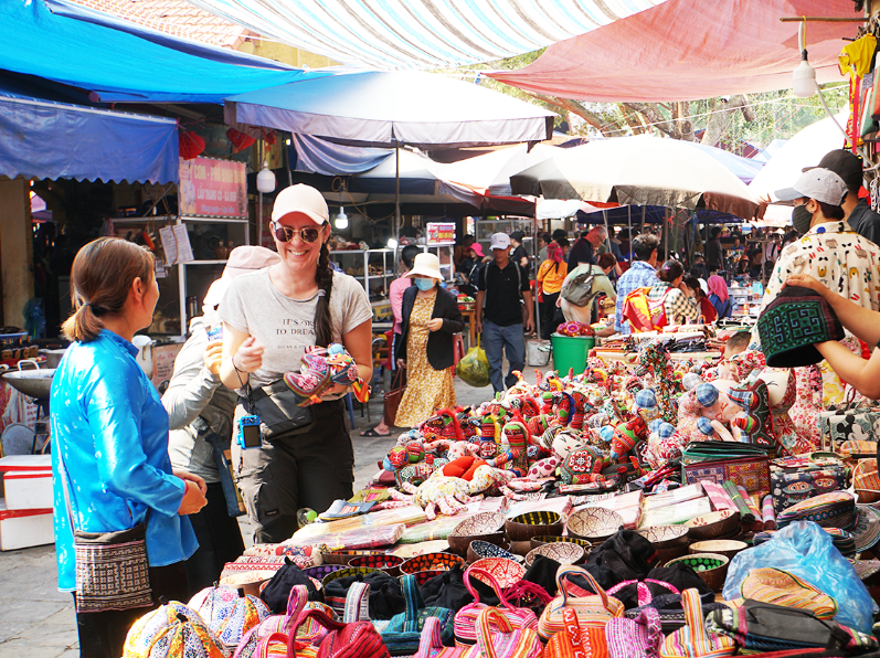 Mỗi sản phẩm đều chứa đựng câu chuyện về văn hóa, tín ngưỡng và đời sống bản địa