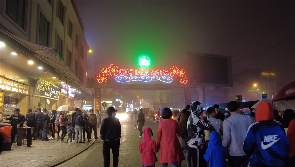 Du khách nên mặc ấm khi ghé thăm chợ đêm Sa Pa vào buổi tối