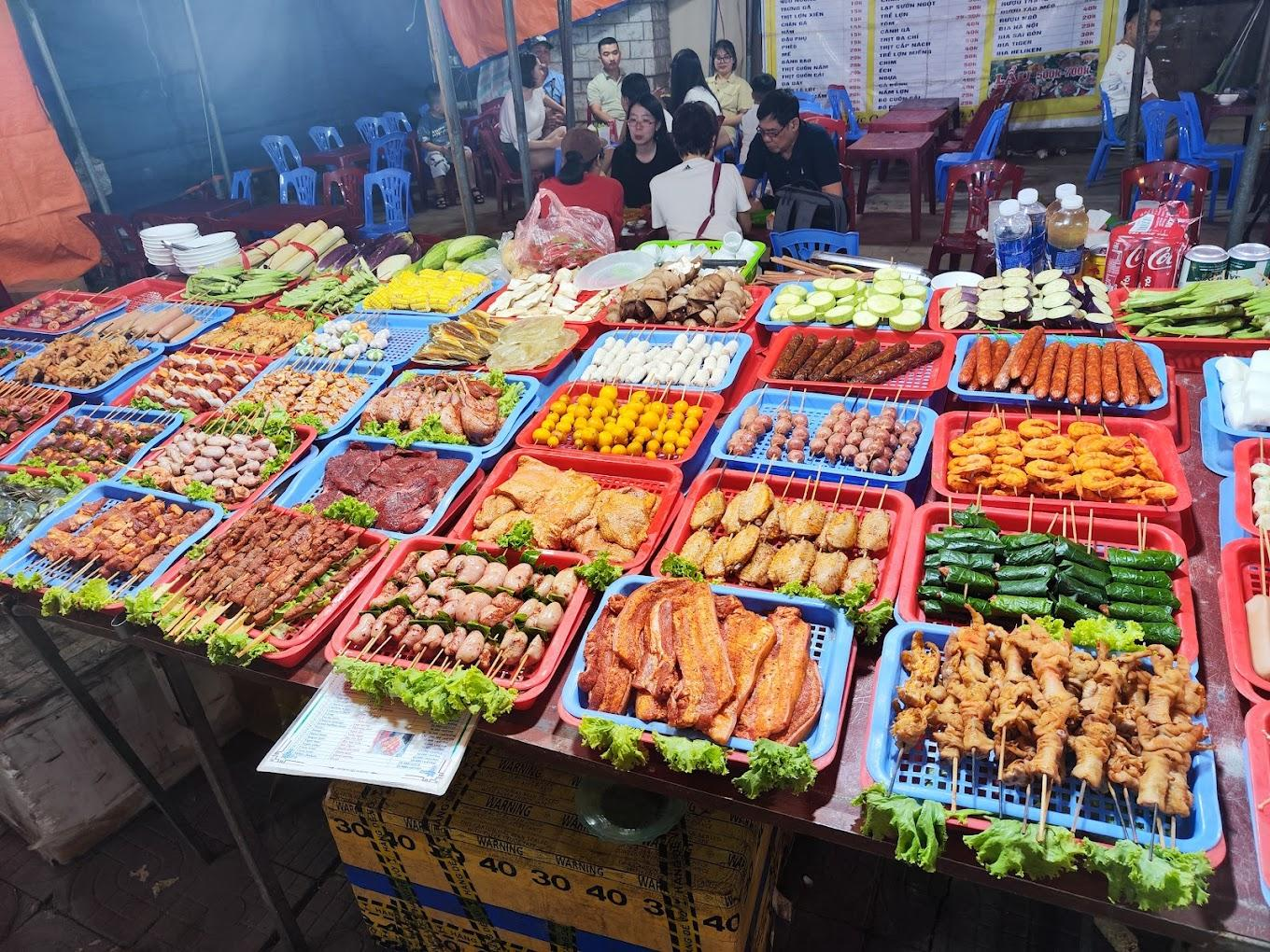 Các quầy đồ nướng thu hút nhiều du khách tới thưởng thức