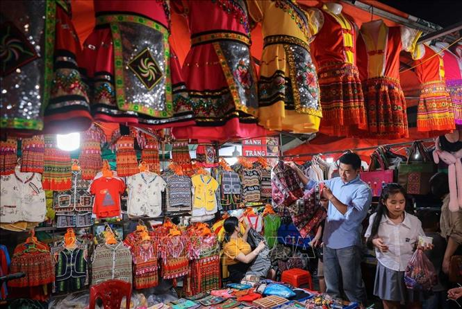 Du khách thường mua sắm các trang phục thổ cẩm tại chợ đêm Sa Pa