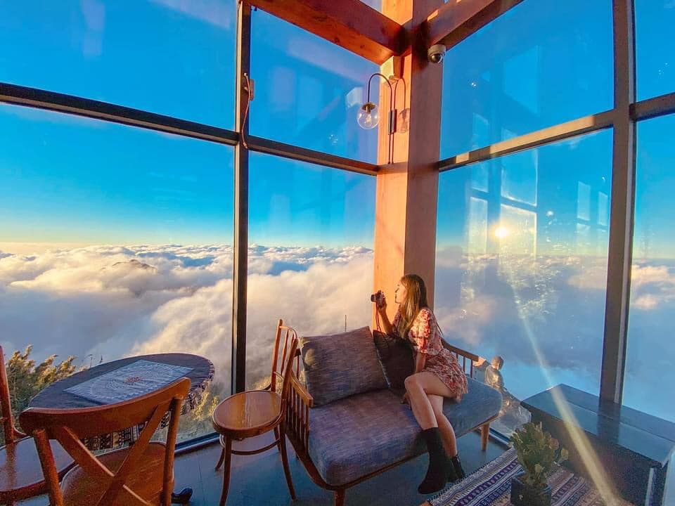 Du khách có thể ngắm nhìn biển mây bao phủ đỉnh Fansipan từ Cafe De Soleil