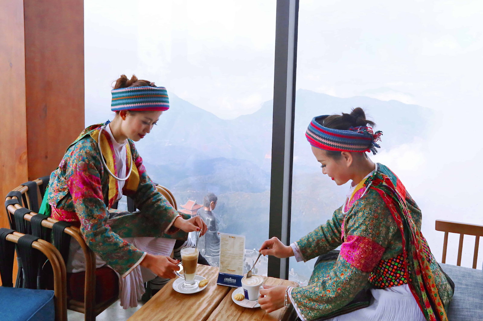 Các món đồ uống ấm nóng giúp du khách hồi phục năng lượng sau khi chinh phục đỉnh Fansipan