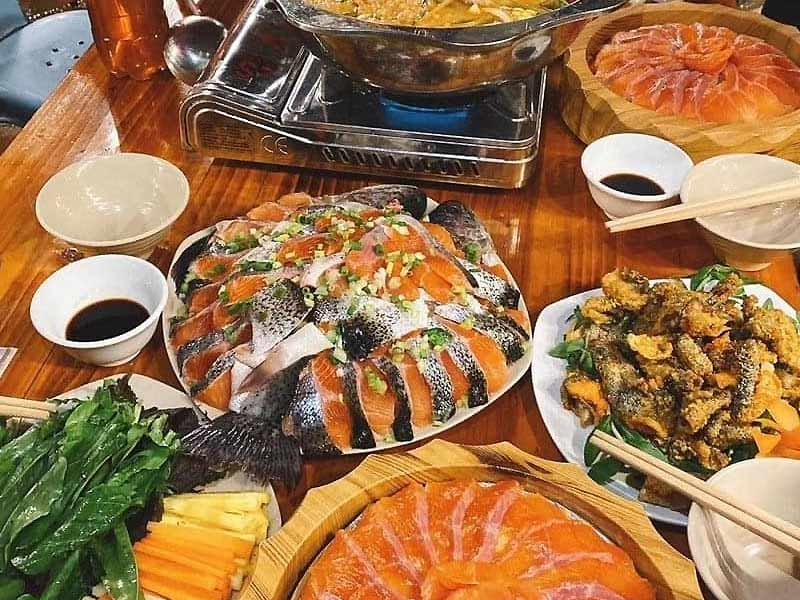 Nồi lẩu cá hồi ấm nóng lý tưởng để thưởng thức giữa tiết trời se lạnh ở Sa Pa