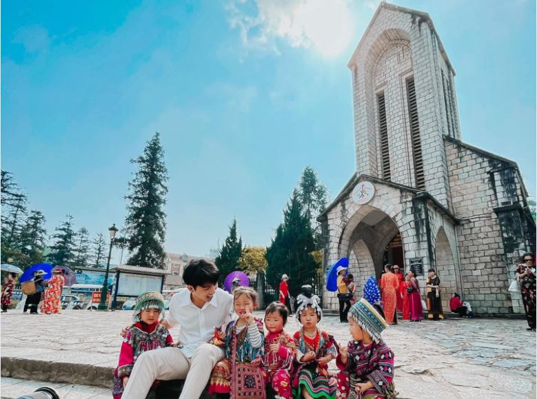 Nhà thờ trở thành điểm tham quan được nhiều du khách lựa chọn trong chuyến đi đến Sa Pa.