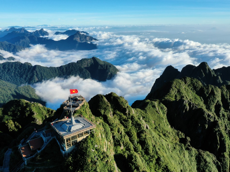 Du khách có thể quan sát dãy Hoàng Liên Sơn trải dài cùng tầng tầng mây chuyển động phía dưới