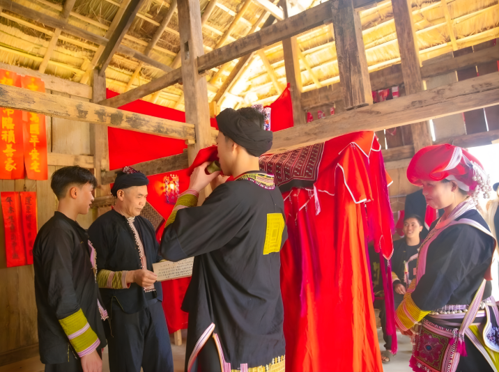 Du khách có cơ hội hòa mình vào bầu không khí của một đám cưới truyền thống. 