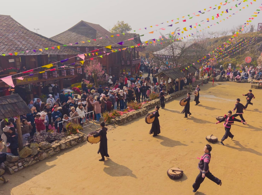 Lễ hội diễn ra trong không khí đầu xuân rộn ràng. 