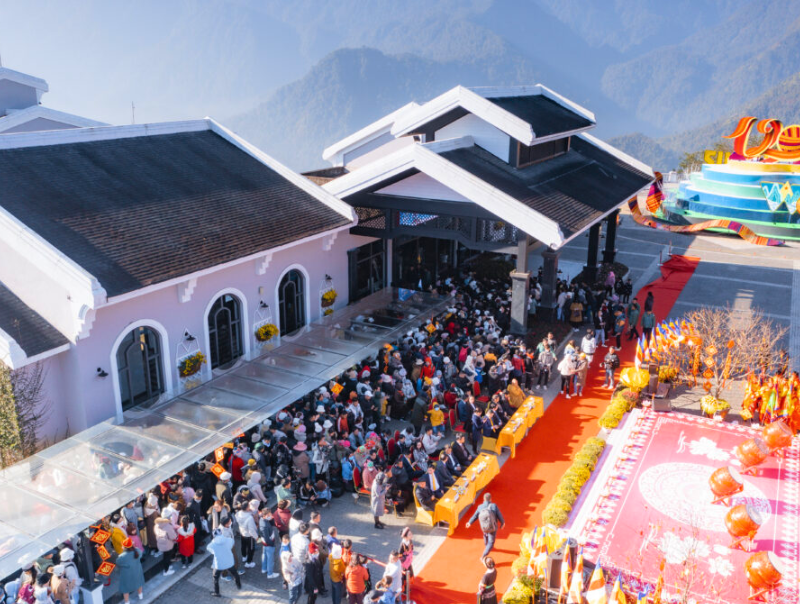 Lễ hội khèn hoa Sa Pa quy tụ những nghệ nhân đến từ nhiều địa phương khu vực Tây Bắc. 