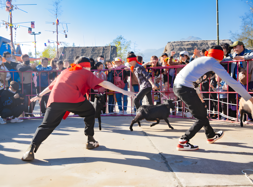 Lễ hội khèn hoa Sa Pa tạo sức hút nhờ trò chơi dân gian phong phú, phù hợp với nhiều lứa tuổi.