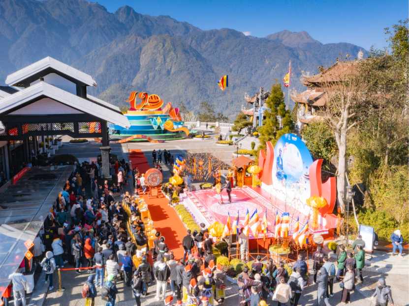 Lễ hội khèn hoa Sa Pa thường được tổ chức khi không gian núi rừng Tây Bắc bước vào thời khắc đẹp nhất trong năm.