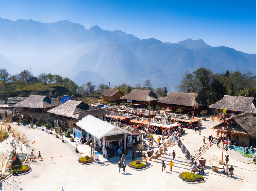 Du khách có cơ hội tìm hiểu thêm về đời sống, tín ngưỡng và kỹ thuật dệt thủ công.