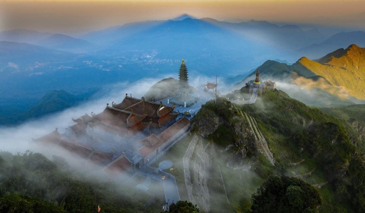 Khám phá quần thể khu du lịch nổi danh Sun World Fansipan Legend với cảnh quan mây núi hòa quyện.
