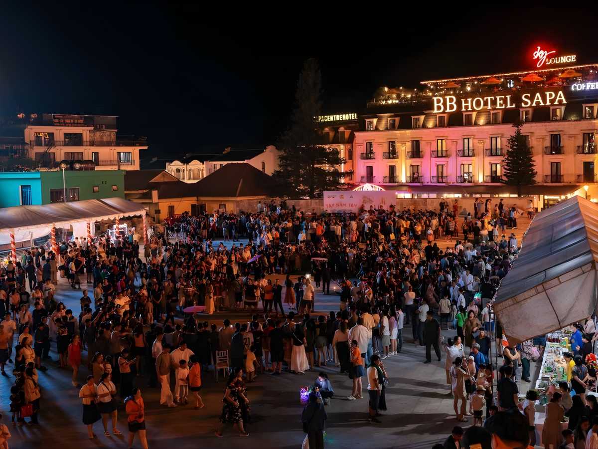 Dịp lễ 30/4 kéo dài nhiều ngày khiến lượng người đặt tour và tự túc tới Sa Pa tăng mạnh. 