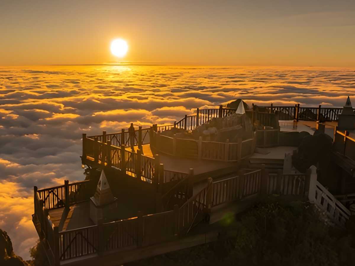 Du khách có thể ngắm hoàng hôn trong hành trình du lịch Sa Pa. 