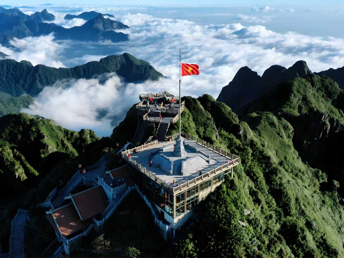 Khu quần thể Sun World Fansipan Legend được đầu tư gồm hệ thống cáp treo và các dịch vụ du lịch, giúp du khách tiếp cận đỉnh núi nhanh chóng. 