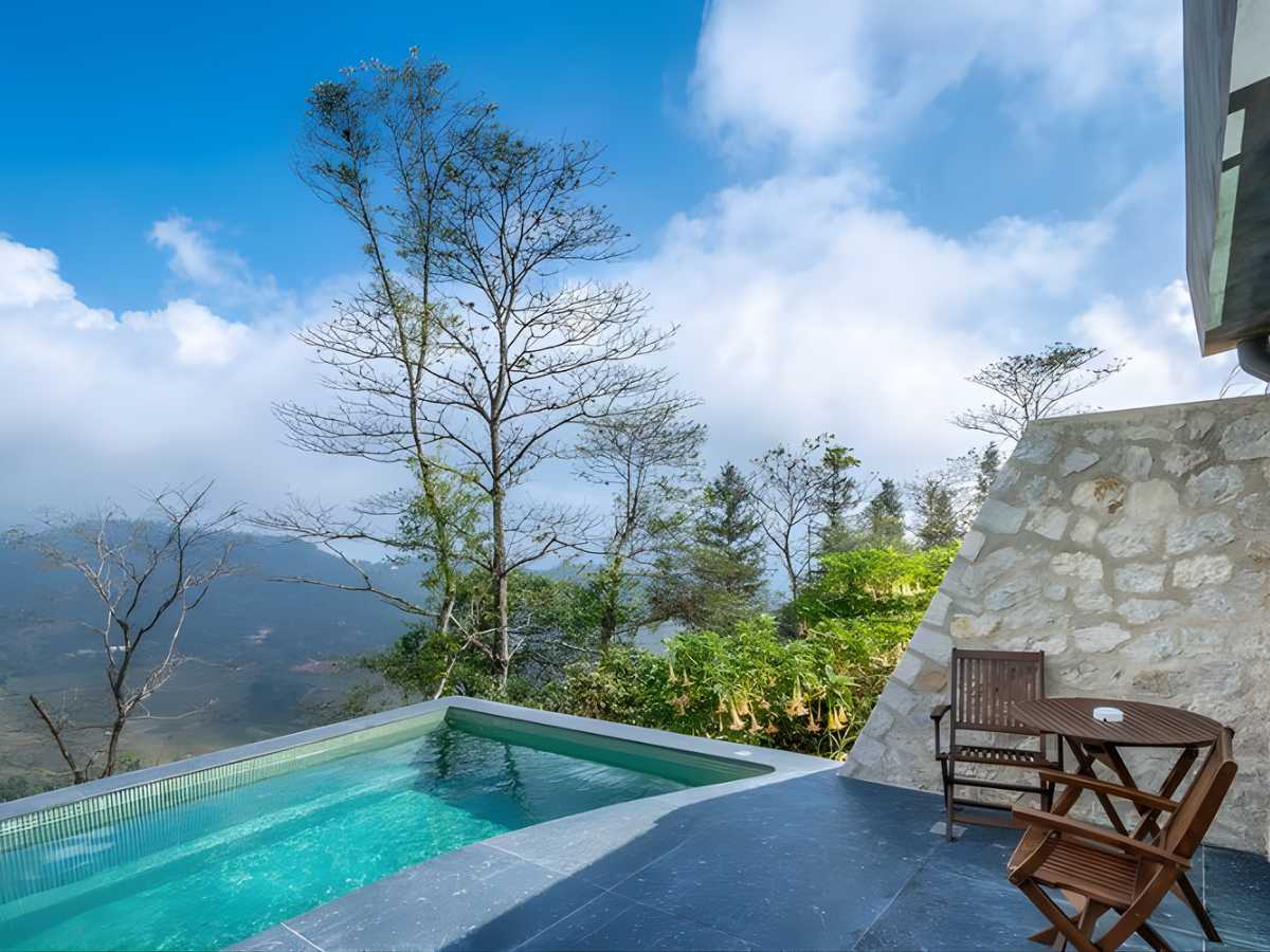 Resort và khách sạn cao cấp tại Sa Pa được thiết kế để hài hòa với cảnh quan núi, thường có các tiện ích như hồ bơi nước ấm, spa,… 