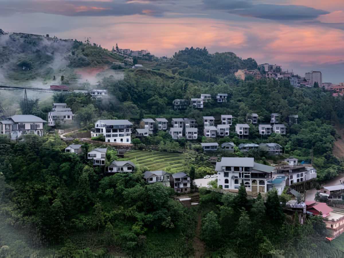 Cat Cat Hills Resort and Spa nằm trên sườn đồi gần lối vào bản, kết hợp mô hình nghỉ dưỡng với phòng nghỉ kiểu bungalow. 