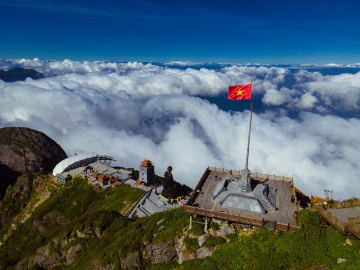 Khu quần thể Sun World Fansipan Legend được đầu tư gồm hệ thống cáp treo và các dịch vụ du lịch. 