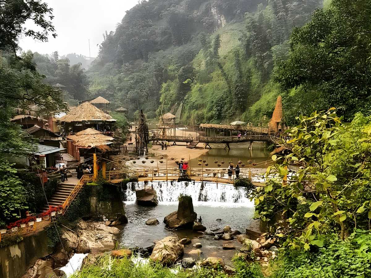 Bản Cát Cát tọa lạc tại xã San Sả Hồ, Sa Pa, tỉnh Lào Cai, cảnh quan của bản Cát Cát hòa quyện giữa thiên nhiên hoang sơ và văn hoá dân tộc Mông. 