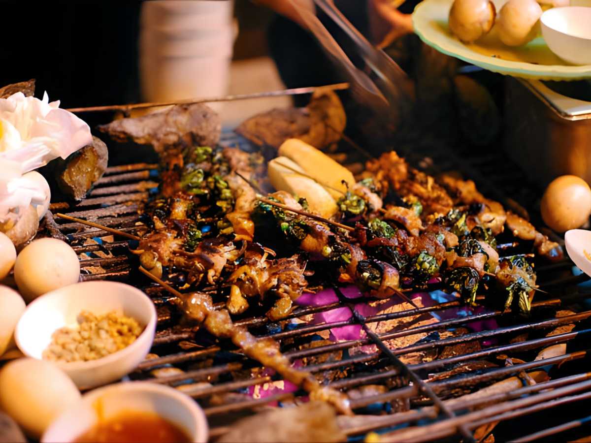 Khu chợ đêm gần quảng trường trung tâm thị xã Sa Pa là điểm đến thu hút nhiều du khách muốn trải nghiệm đồ nướng thơm lừng khi về đêm. 