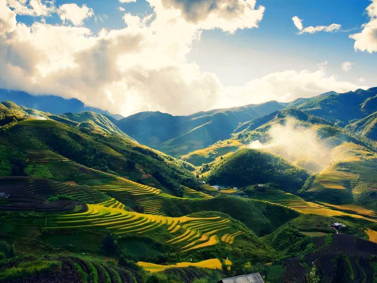 Nhiệt độ trung bình ban ngày thường dao động trong khoảng 12 đến 23 độ C, với những ngày giữa tháng có thể ấm hơn so với đầu tháng. 