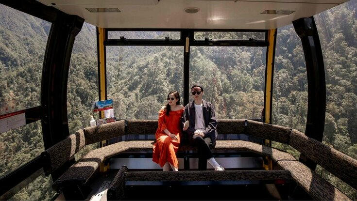 Du khách có thể ngắm toàn cảnh núi rừng Tây Bắc hùng vĩ từ cáp treo Fansipan 