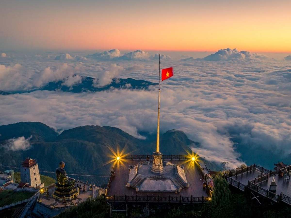 Đỉnh Fansipan nằm trong quần thể Sun World Fansipan Legend có cáp treo giúp rút ngắn thời gian di chuyển. 