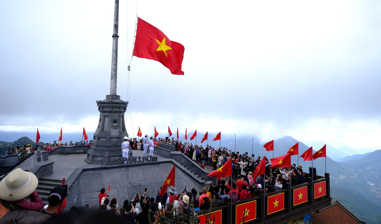 Khung cảnh cờ đỏ sao vàng rực rỡ trên đỉnh Fansipan dịp nghỉ lễ Giỗ tổ 