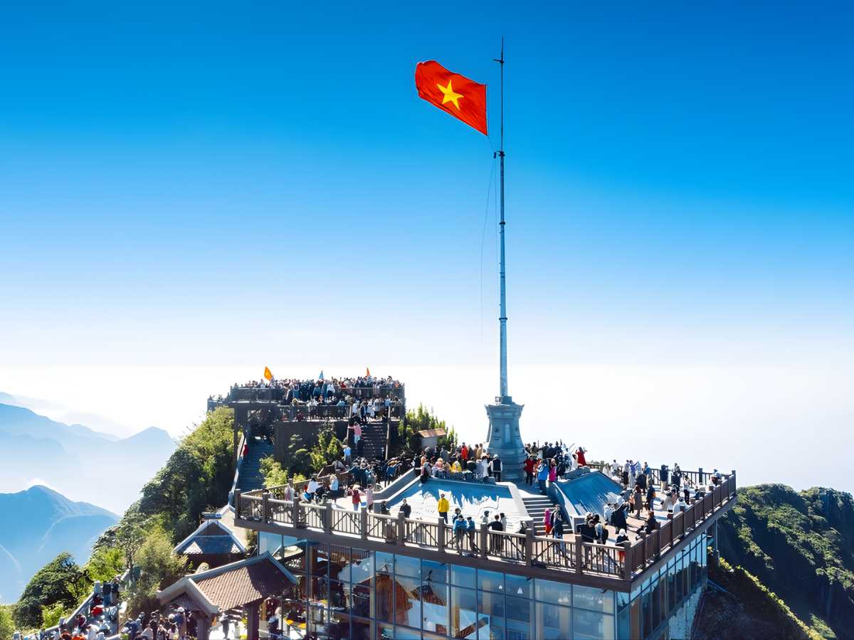 Cảnh quan thiên nhiên thoáng đãng trên đỉnh Fansipan. 