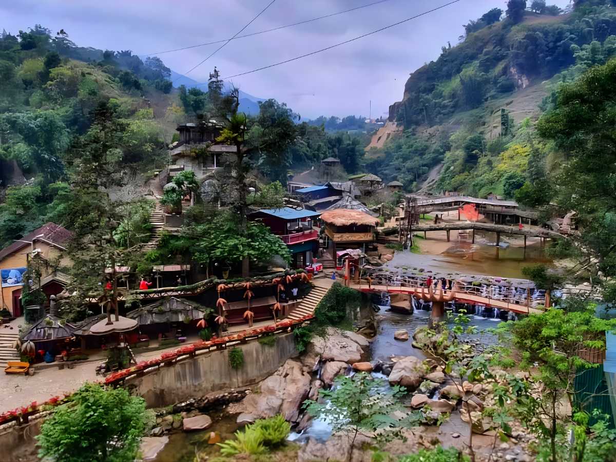 Ngày thứ hai, tiếp tục hành trình tham quan thiên nhiên với lựa chọn đến bản Cát Cát hoặc thung lũng Mường Hoa hoặc bản Cát Cát. 