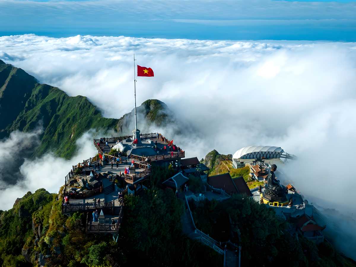 Đỉnh Fansipan thuộc Sun World Fansipan Legend cao khoảng 3.143 m, thường được biết tới là nóc nhà Đông Dương. 
