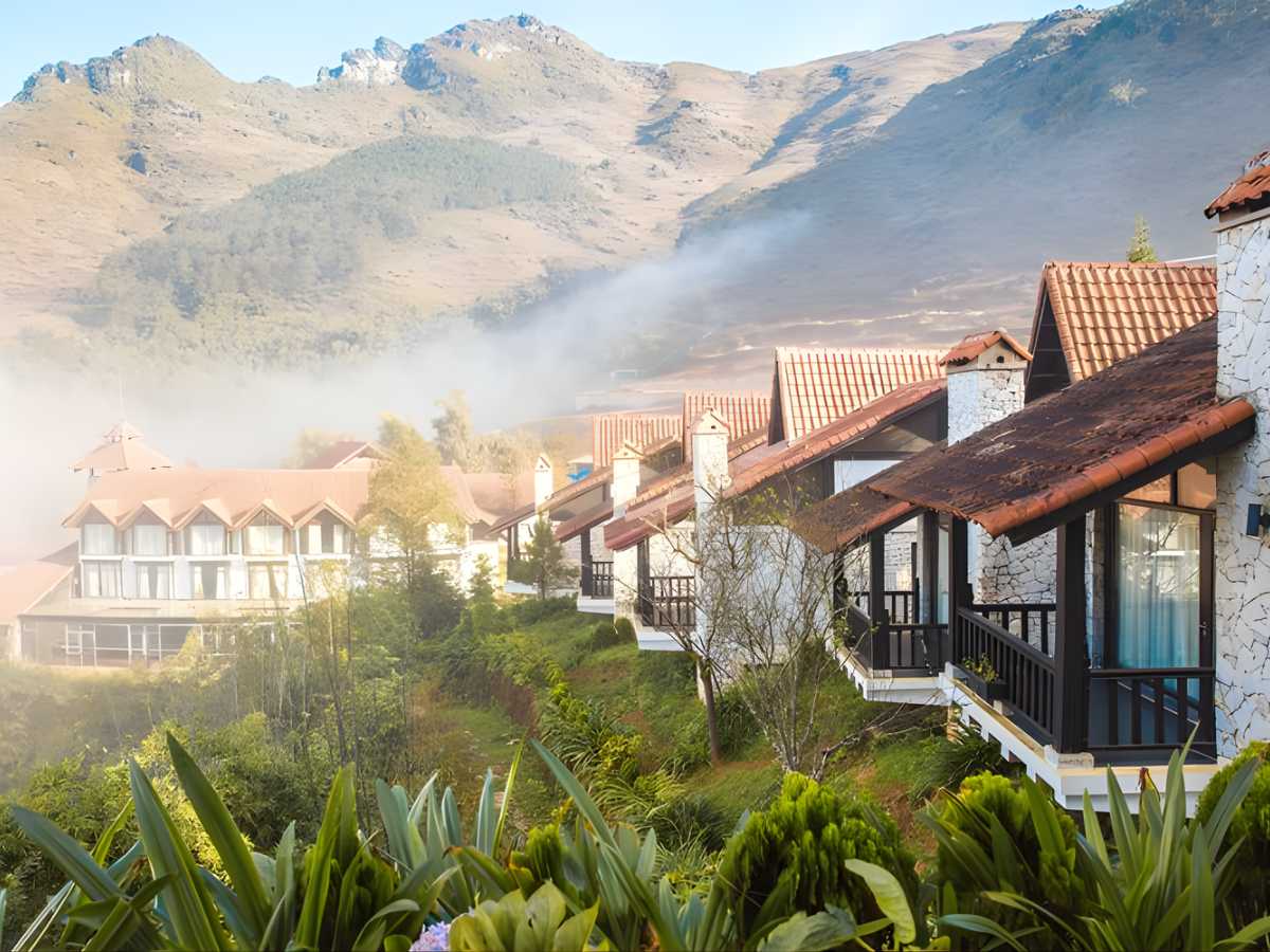 Giá phòng khách sạn tại trung tâm thị xã Sa Pa thường tăng so với ngày thường do nhu cầu tăng cao. 